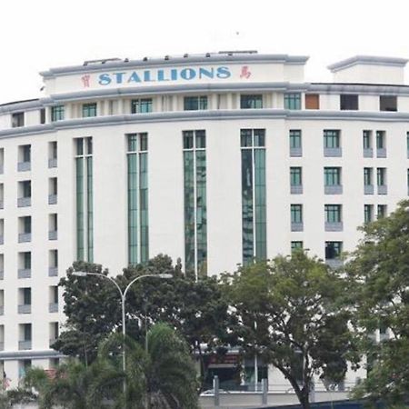 Stallions Suites Penang Jelutong Eksteriør bilde