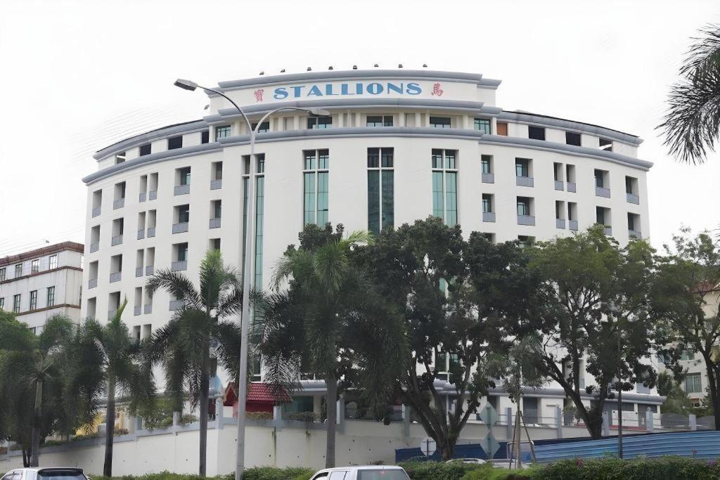 Stallions Suites Penang Jelutong Eksteriør bilde