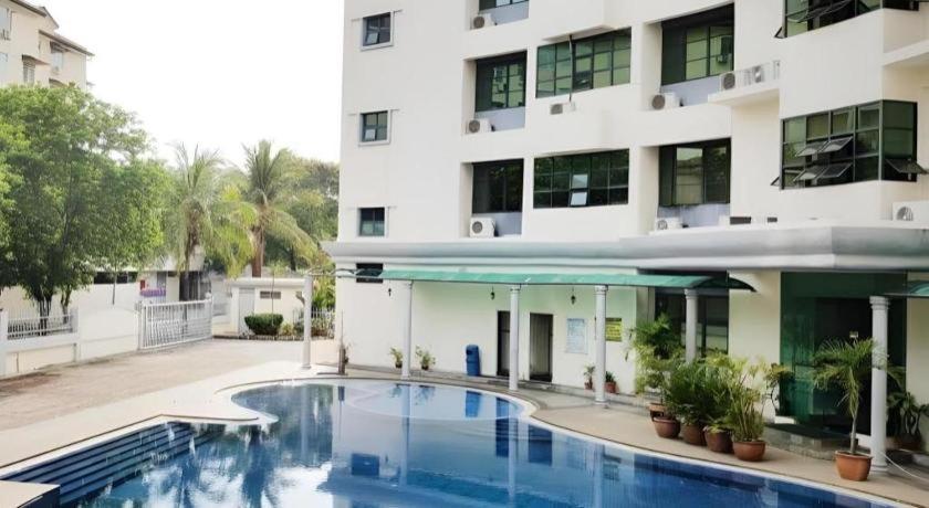 Stallions Suites Penang Jelutong Eksteriør bilde