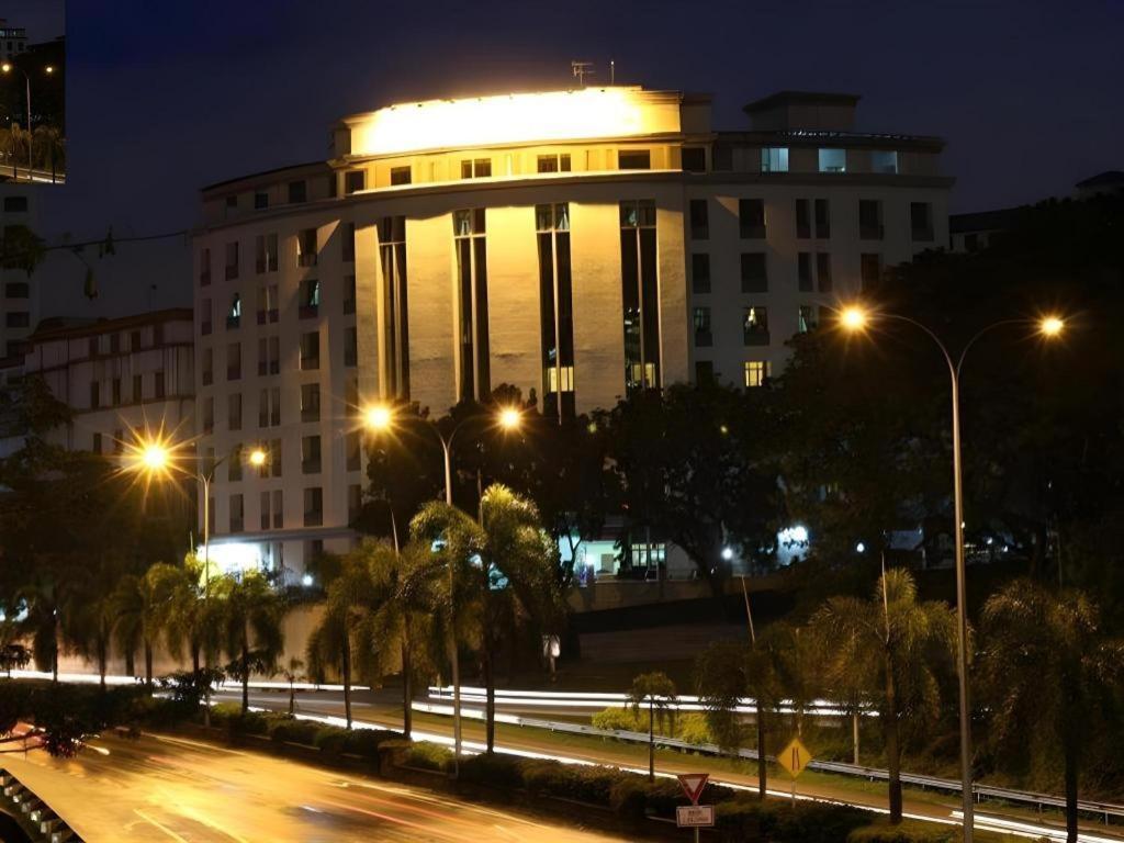 Stallions Suites Penang Jelutong Eksteriør bilde